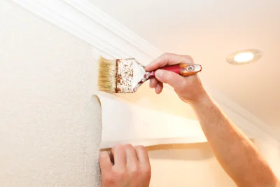 Pose de papier peint à Alos — revêtements muraux et toiles de verre